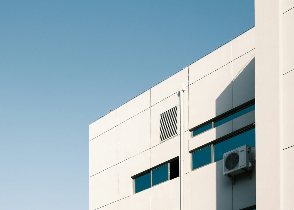 Edificio blanco con unidad de aire acondicionado