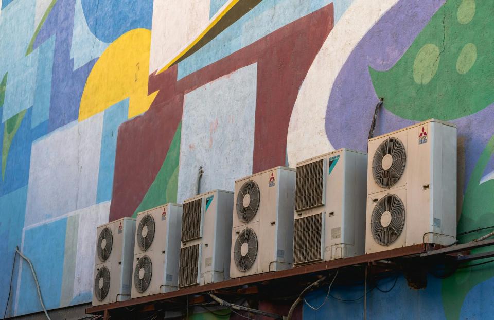 Unidades de aerotermia en el exterior de un edificio